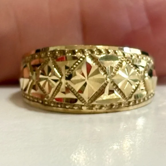 Solid 10k yellow gold diamond cut design ring - 3.8 grams - size 8.25